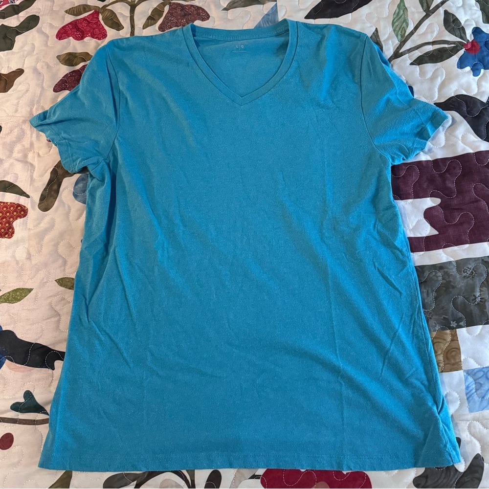 Old Navy Vneck T-shirt, size large